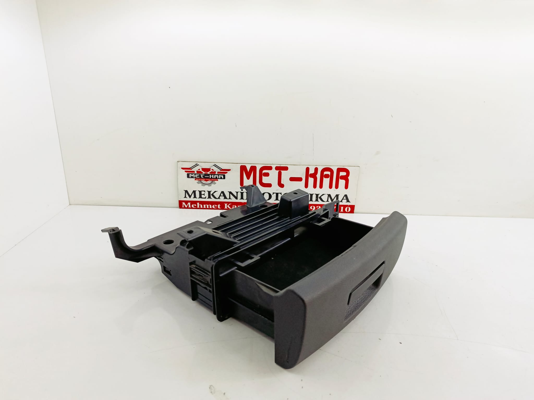 VOLKSWAGEN GOLF 7 SOL ÖN KOLTUK ALTI ÇEKMECESİ , KOLTUK ALTI BÖLMESİ ŞOFÖR TARAFI 5G0 882 599 A , 5G0882599A , 5G0882599 , 5G0 882 601 A , 5G0882601A , 5G0882601