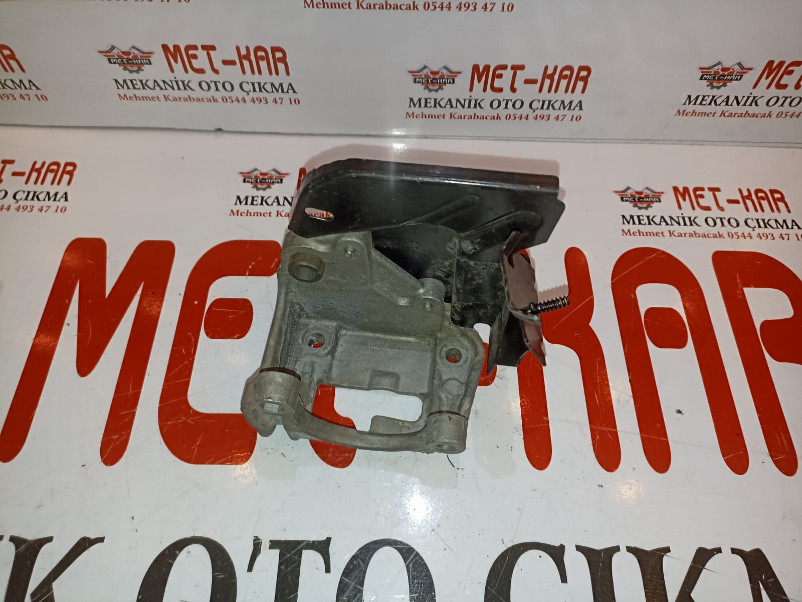 82000 40061 RENAUL CLİO2,1.2 benzinli direksiyon pompa braketi baglantı ayagı